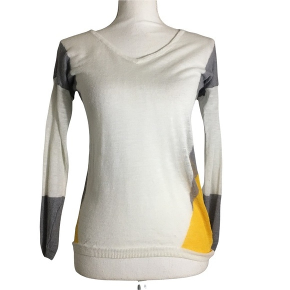 JOH lightweight 3/4 sleeve v-neck knit top. Sz S/M